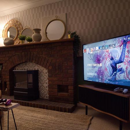 4-Bed Cotswold Getaway With Hot Tub & Gaming Room Churchdown Exteriér fotografie