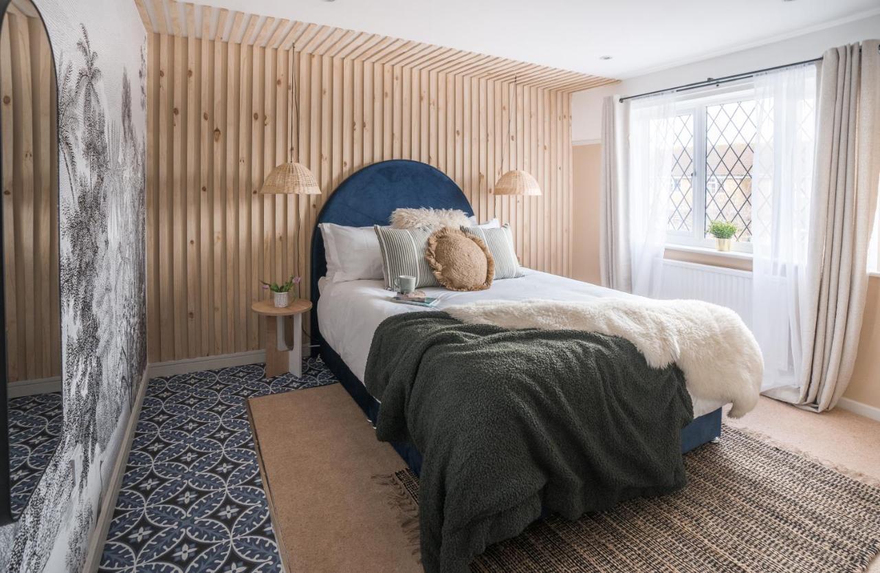 4-Bed Cotswold Getaway With Hot Tub & Gaming Room Churchdown Exteriér fotografie