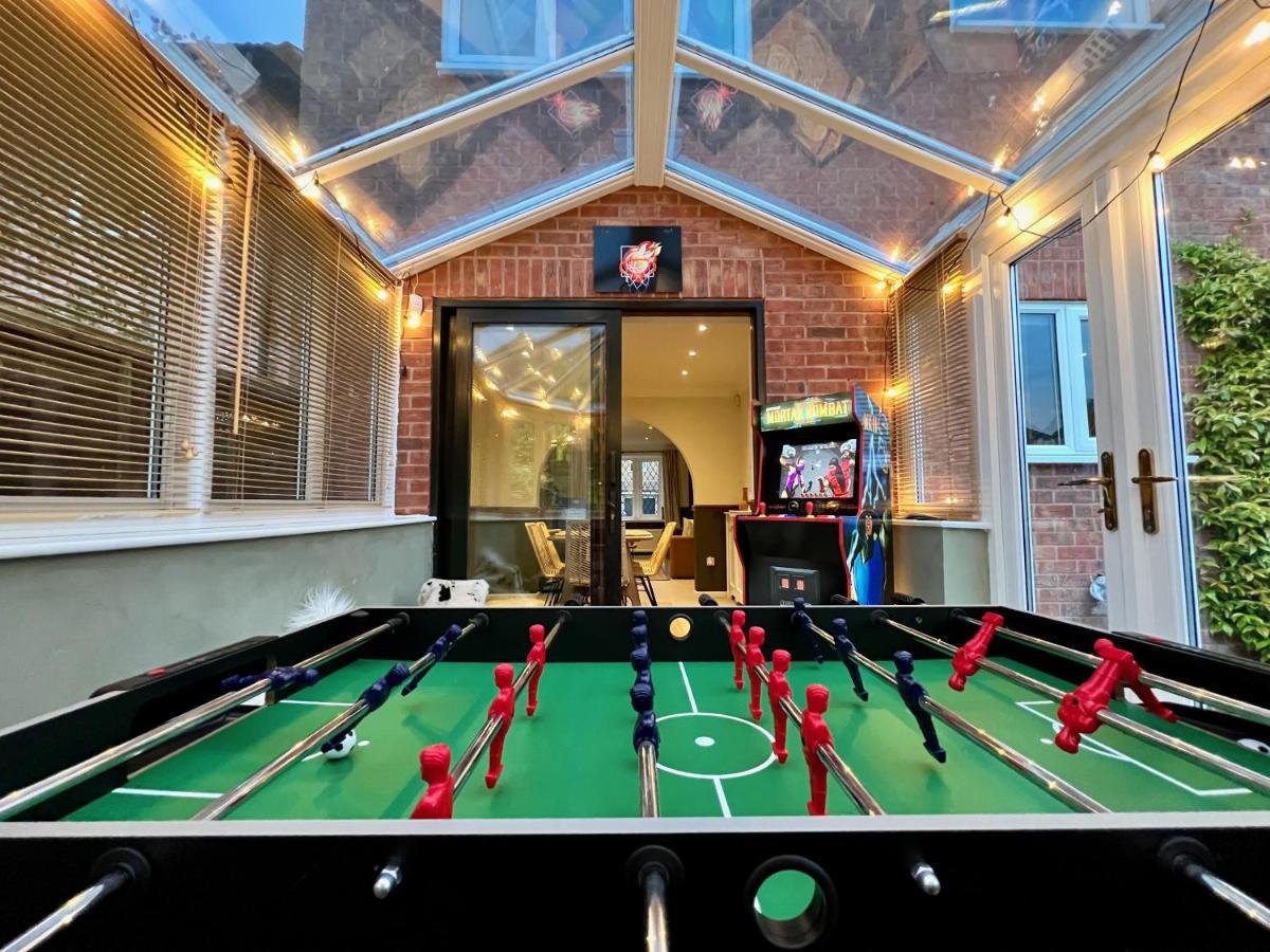 4-Bed Cotswold Getaway With Hot Tub & Gaming Room Churchdown Exteriér fotografie