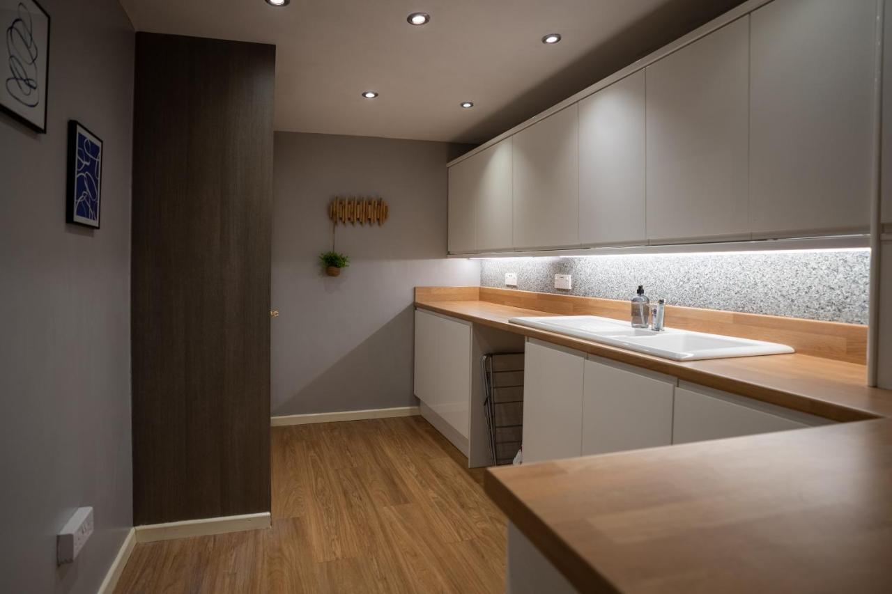 4-Bed Cotswold Getaway With Hot Tub & Gaming Room Churchdown Exteriér fotografie