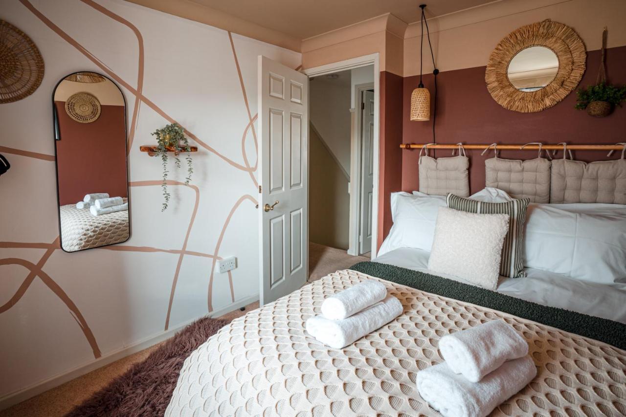 4-Bed Cotswold Getaway With Hot Tub & Gaming Room Churchdown Exteriér fotografie