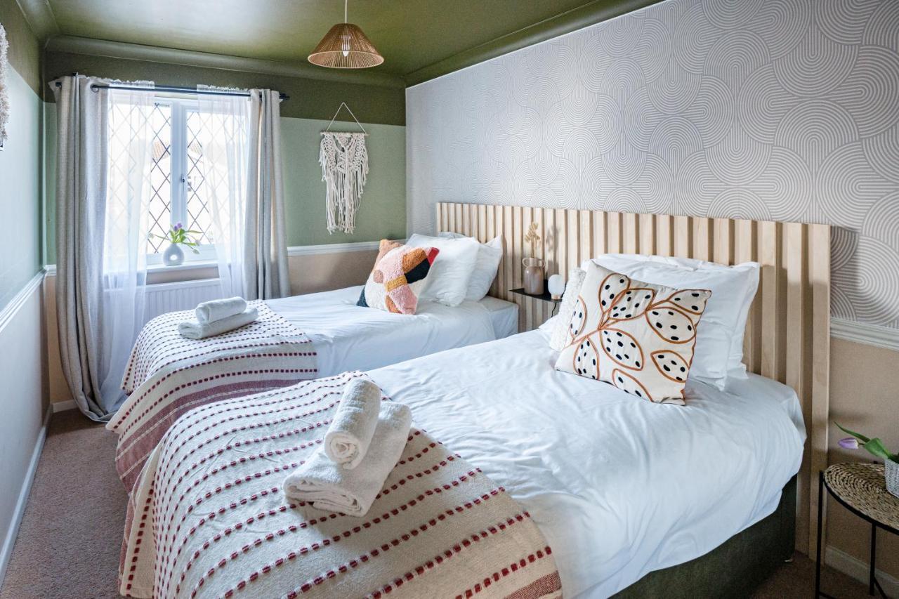 4-Bed Cotswold Getaway With Hot Tub & Gaming Room Churchdown Exteriér fotografie