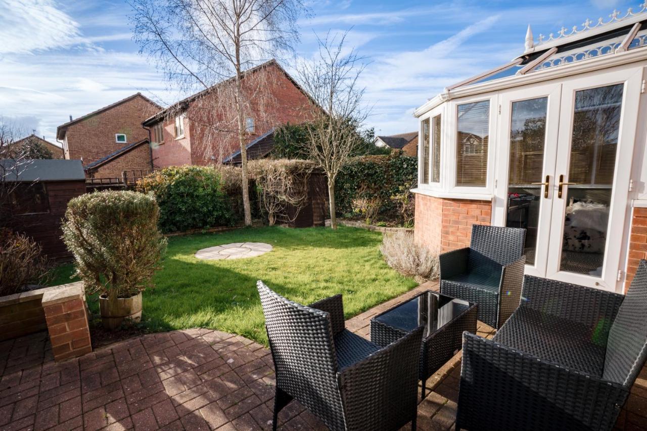 4-Bed Cotswold Getaway With Hot Tub & Gaming Room Churchdown Exteriér fotografie
