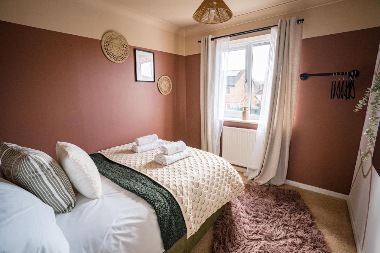 4-Bed Cotswold Getaway With Hot Tub & Gaming Room Churchdown Exteriér fotografie