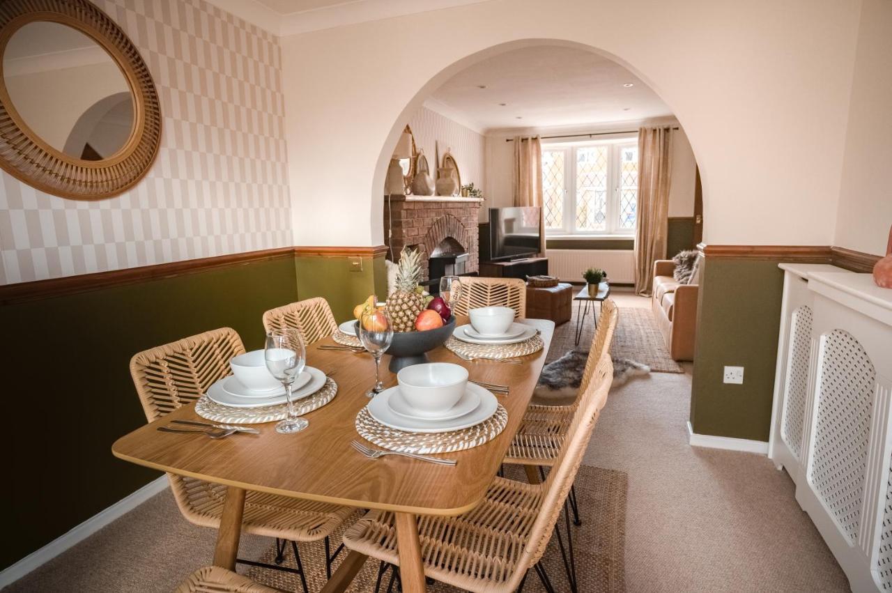 4-Bed Cotswold Getaway With Hot Tub & Gaming Room Churchdown Exteriér fotografie