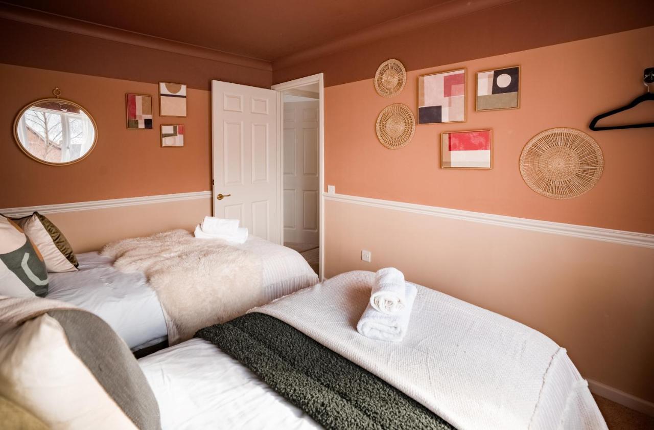 4-Bed Cotswold Getaway With Hot Tub & Gaming Room Churchdown Exteriér fotografie