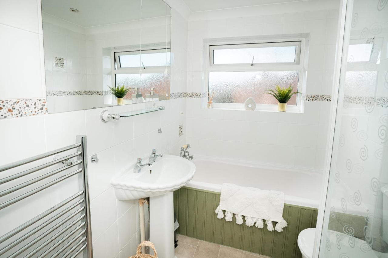 4-Bed Cotswold Getaway With Hot Tub & Gaming Room Churchdown Exteriér fotografie