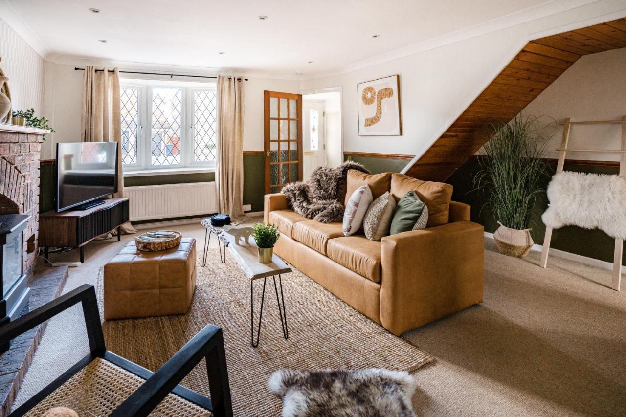4-Bed Cotswold Getaway With Hot Tub & Gaming Room Churchdown Exteriér fotografie