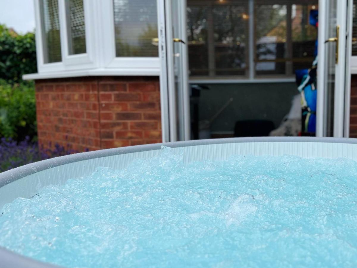 4-Bed Cotswold Getaway With Hot Tub & Gaming Room Churchdown Exteriér fotografie