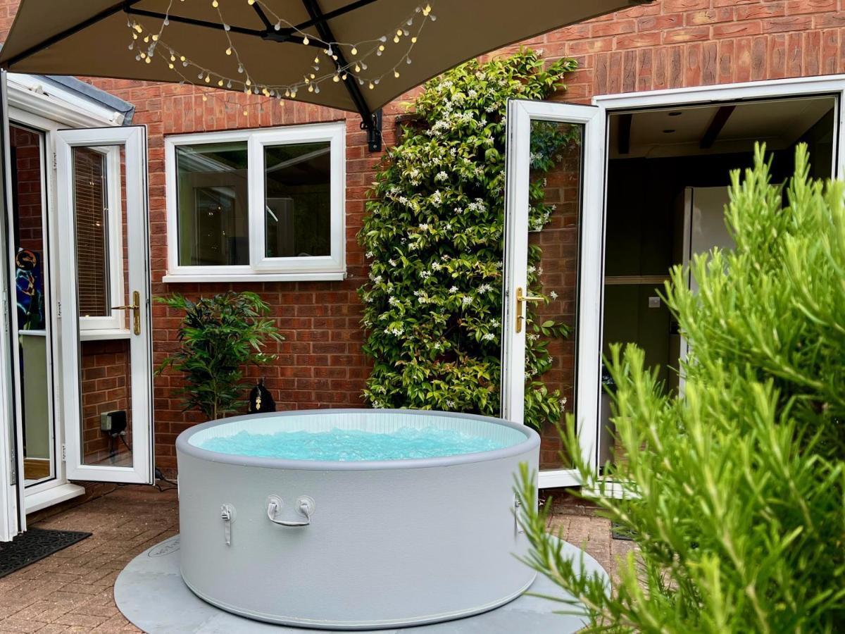 4-Bed Cotswold Getaway With Hot Tub & Gaming Room Churchdown Exteriér fotografie